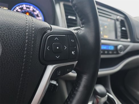 Used 2017 Toyota Highlander XLE image 23