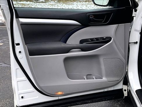Used 2018 Toyota Highlander LE w/ Carpet Mat Package (TMS) image 39