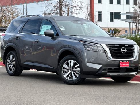 New 2025 Nissan Pathfinder SL image 1