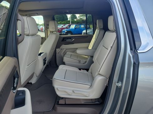 Used 2025 GMC Yukon XL Denali w/ Sun & Power Step Package AWD/4WD image 12