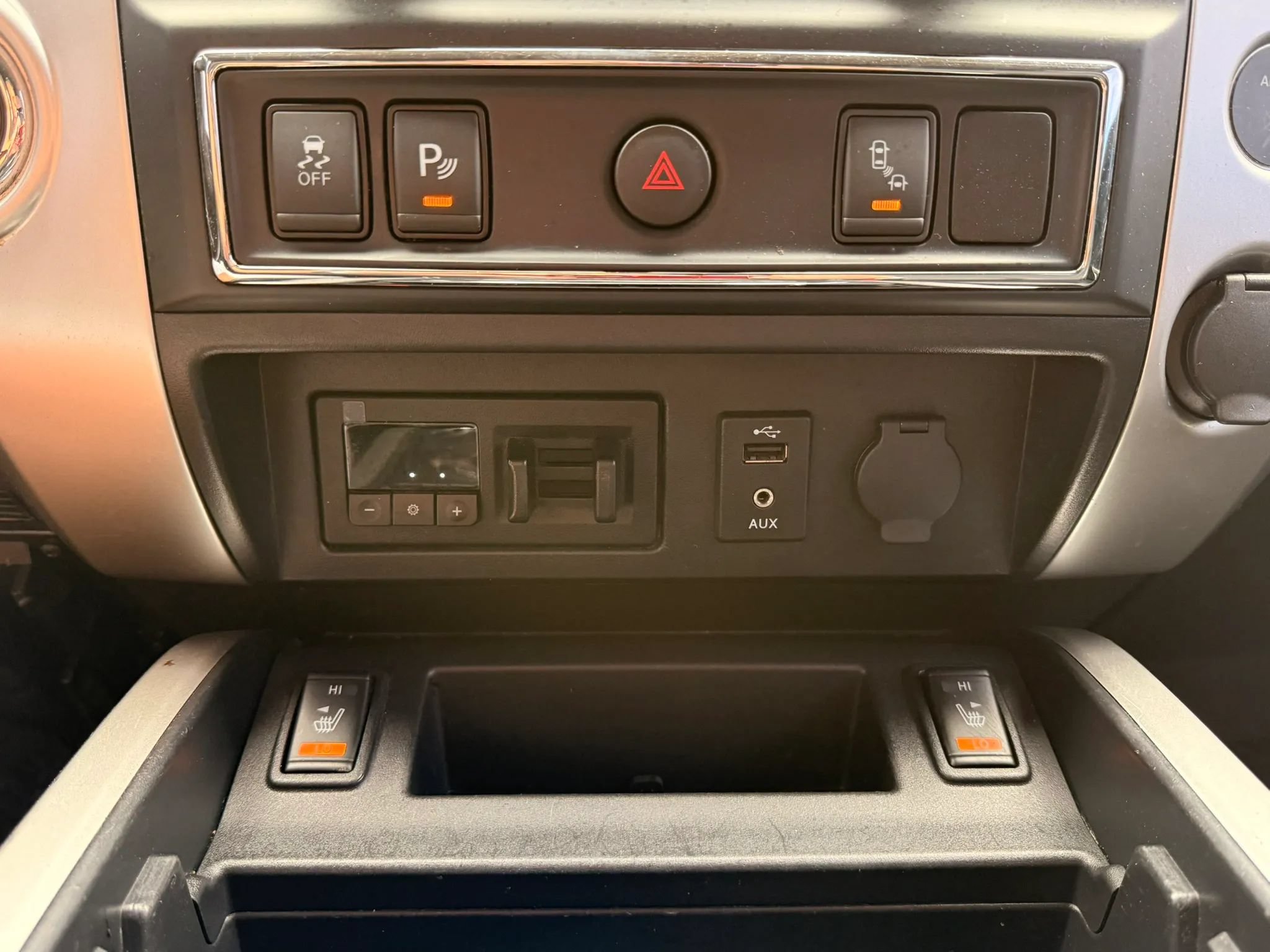 Used 2017 Nissan Titan SL w/ SL Towing Convenience Package RWD image 23