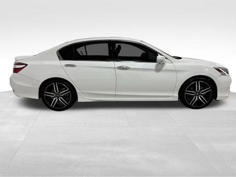 Used 2017 Honda Accord Touring image 4