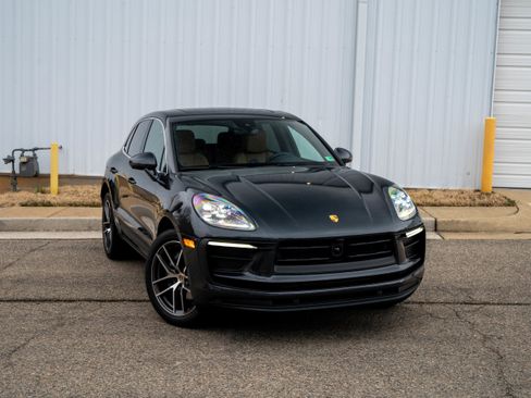 Certified 2025 Porsche Macan image 9