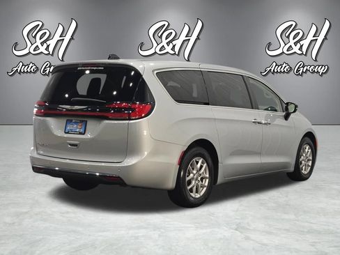 Used 2024 Chrysler Pacifica Touring-L FWD image 16