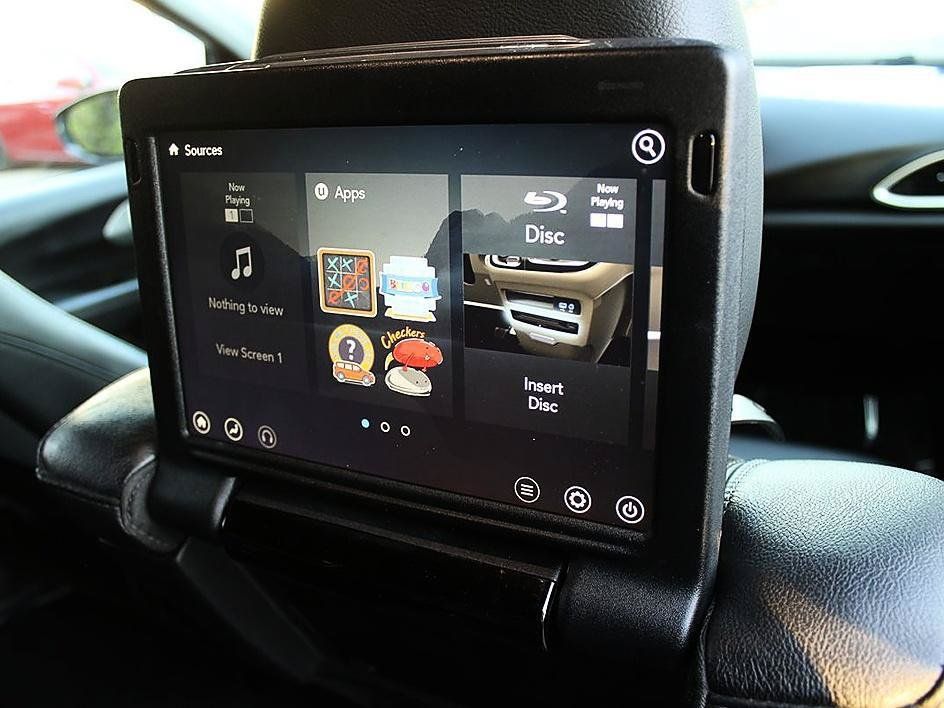 Used 2020 Chrysler Pacifica Touring-L Plus w/ Advanced Safetytec Group FWD image 19