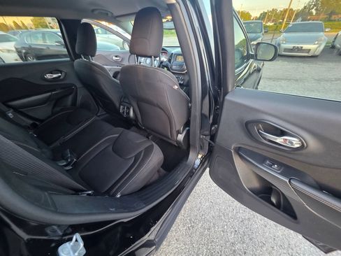 Used 2016 Jeep Cherokee Latitude FWD image 20