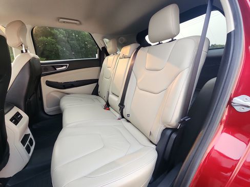 Used 2019 Ford Edge Titanium FWD image 19