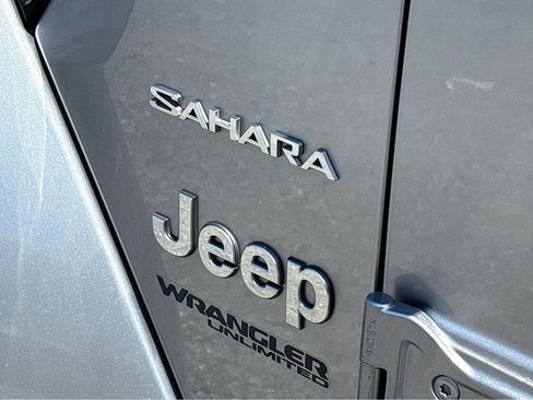 Used 2019 Jeep Wrangler Unlimited Sahara AWD/4WD image 16