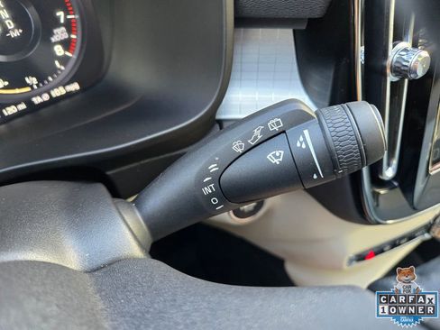 Used 2019 Volvo XC40 T4 Momentum image 46