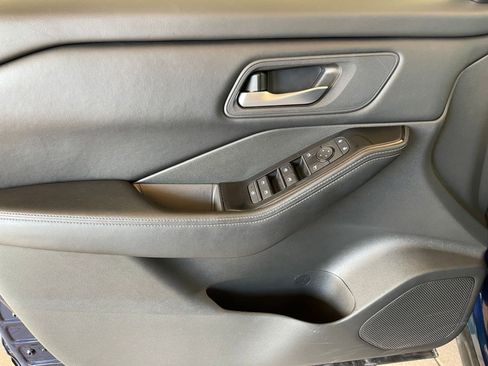 Used 2025 Nissan Rogue SV image 18