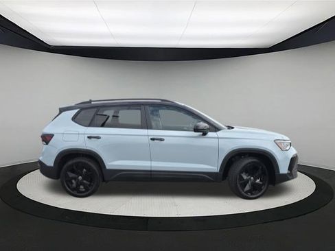 New 2026 Volkswagen Taos SE FWD image 8
