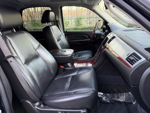 Used 2007 Cadillac Escalade AWD w/ Information Package image 17