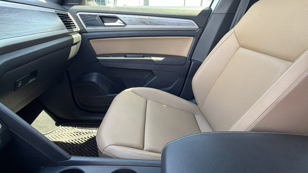 Used 2020 Volkswagen Atlas Cross Sport SE w/ Panoramic Sunroof Package FWD image 24