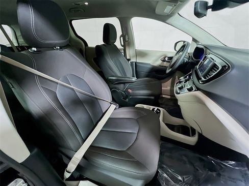 Used 2024 Chrysler Voyager LX image 26