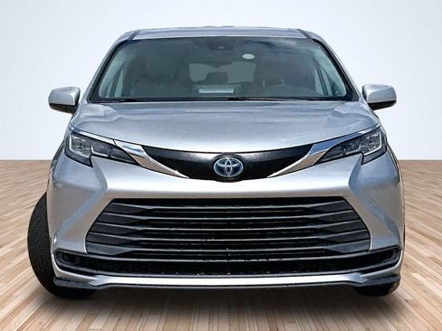 Used 2021 Toyota Sienna LE FWD image 3