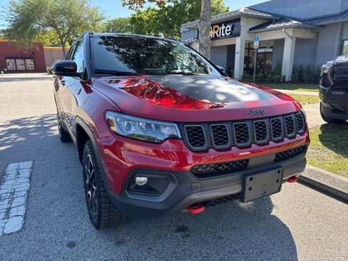 Used 2025 Jeep Compass Trailhawk AWD/4WD image 2