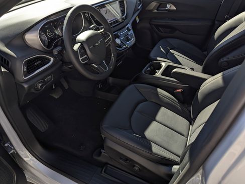 New 2026 Chrysler Voyager LX image 9