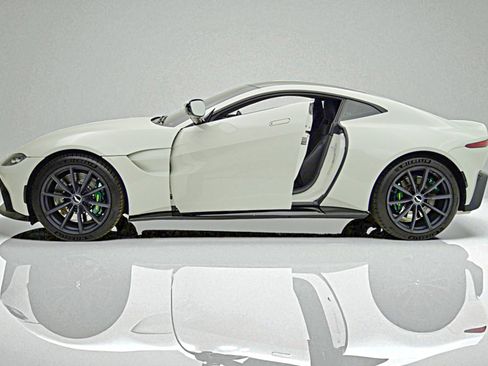 Used 2019 Aston Martin V8 Vantage Coupe image 4