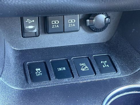 Used 2019 Toyota Highlander LE AWD/4WD image 47