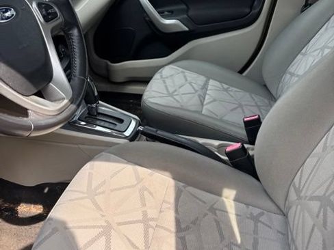 Used 2013 Ford Fiesta SE FWD image 4