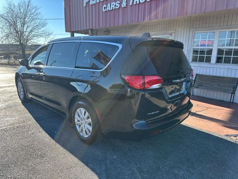 Used 2021 Chrysler Voyager L image 9