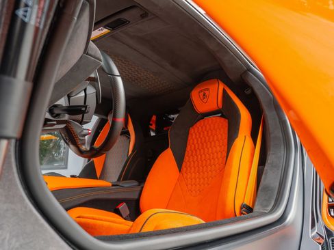 Used 2025 Lamborghini Revuelto AWD/4WD image 14