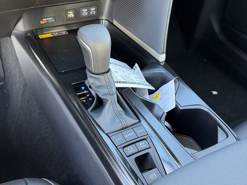 New 2026 Toyota Camry Hybrid FWD image 19