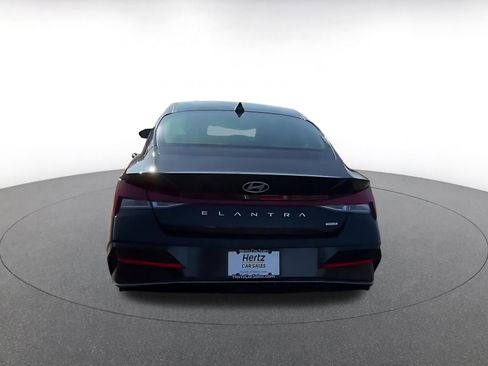 Used 2025 Hyundai Elantra Limited image 12