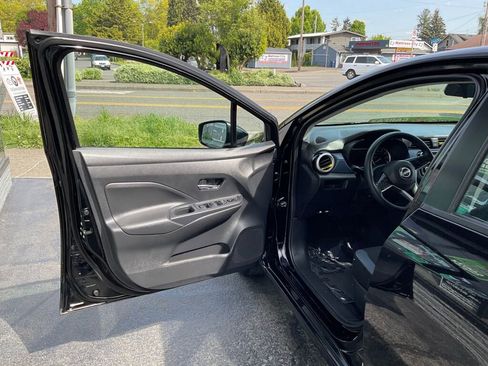 Used 2023 Nissan Versa SV image 9