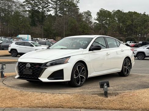 Used 2023 Nissan Altima 2.5 SR w/ SR Premium Package image 3