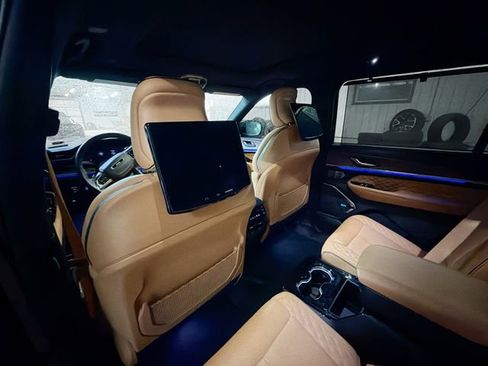 Used 2023 Jeep Grand Cherokee L Summit w/ Rear Seat Video Group I AWD/4WD image 9