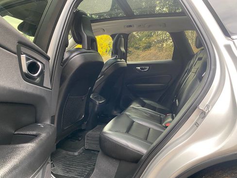 Used 2018 Volvo XC60 T5 Momentum w/ Vision Package image 44