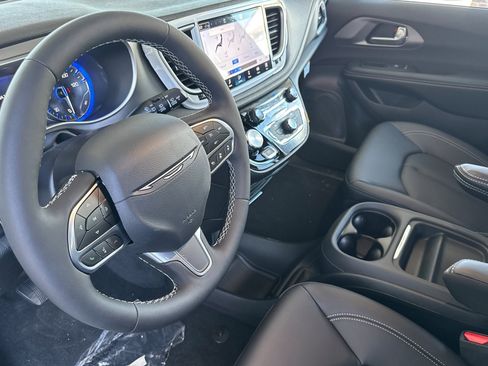 New 2027 Chrysler Pacifica Select FWD image 9