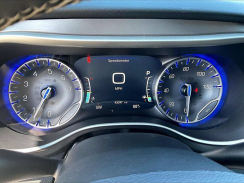 Used 2023 Chrysler Pacifica Touring-L FWD image 13