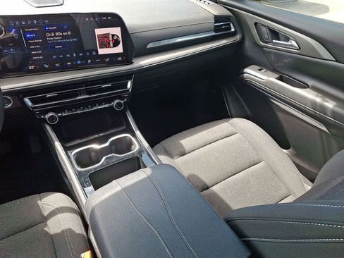 Used 2025 Chevrolet Traverse LT w/ Enhanced Driving Package FWD image 12