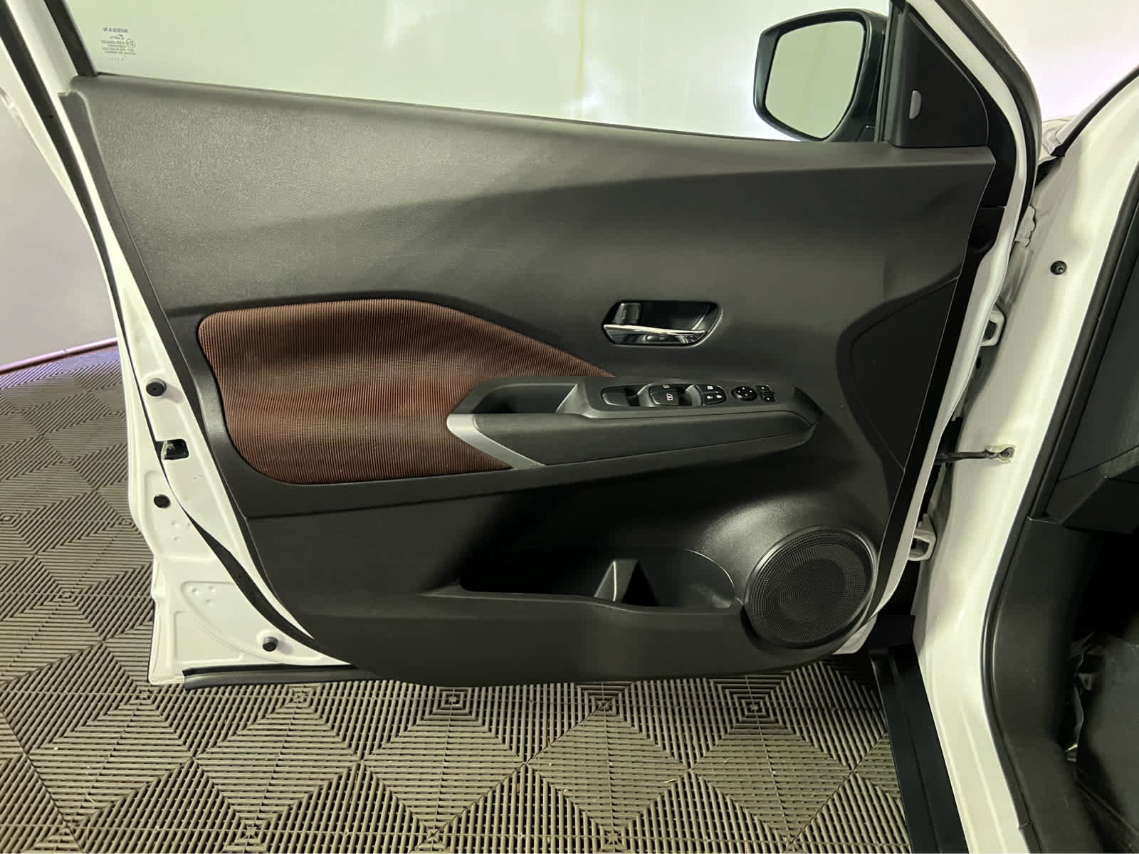 Certified 2024 Nissan Kicks SR FWD image 21