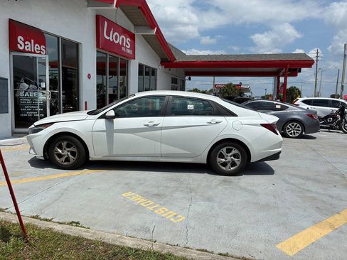 Used 2021 Hyundai Elantra SE FWD image 3