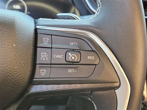 Used 2025 Jeep Grand Cherokee Laredo image 25