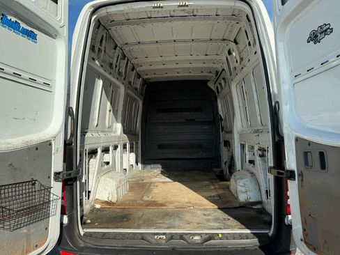 Used 2014 Freightliner Sprinter 2500 image 13