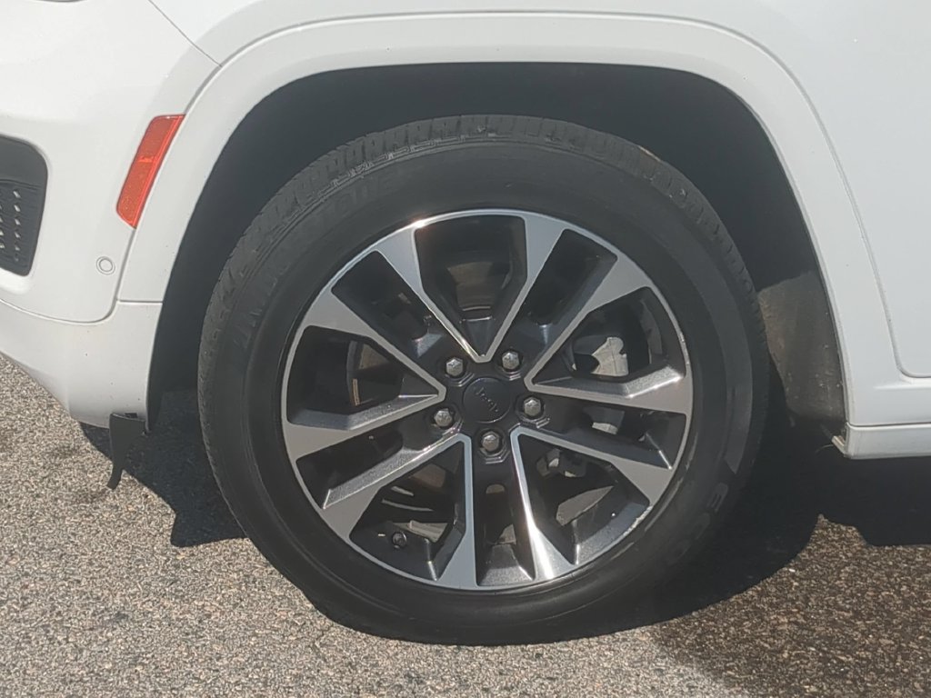 Certified 2022 Jeep Grand Cherokee L Overland w/ Luxury Tech Group IV AWD/4WD image 9