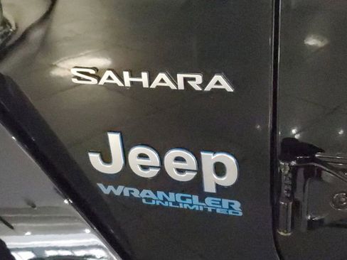 Used 2022 Jeep Wrangler Unlimited Sahara w/ Cold Weather Group image 8