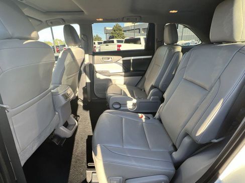 Used 2019 Toyota Highlander XLE image 25