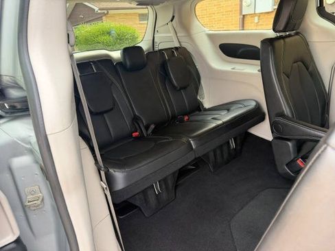 Used 2023 Chrysler Pacifica Touring-L FWD image 12