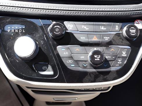 Used 2021 Chrysler Pacifica Touring-L image 23