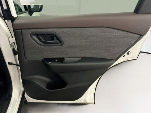 Used 2023 Nissan Rogue S AWD/4WD image 30