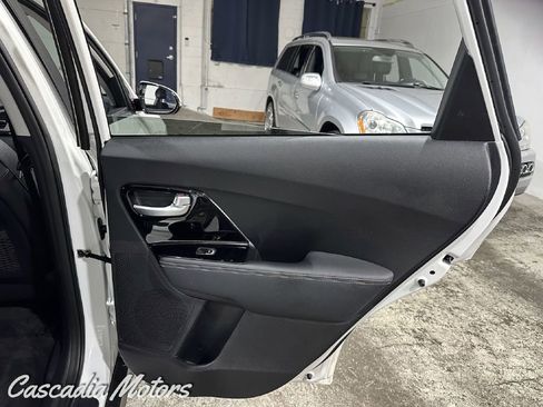 Used 2019 Kia Niro EX w/ Cold Weather Package 2.0 FWD image 23
