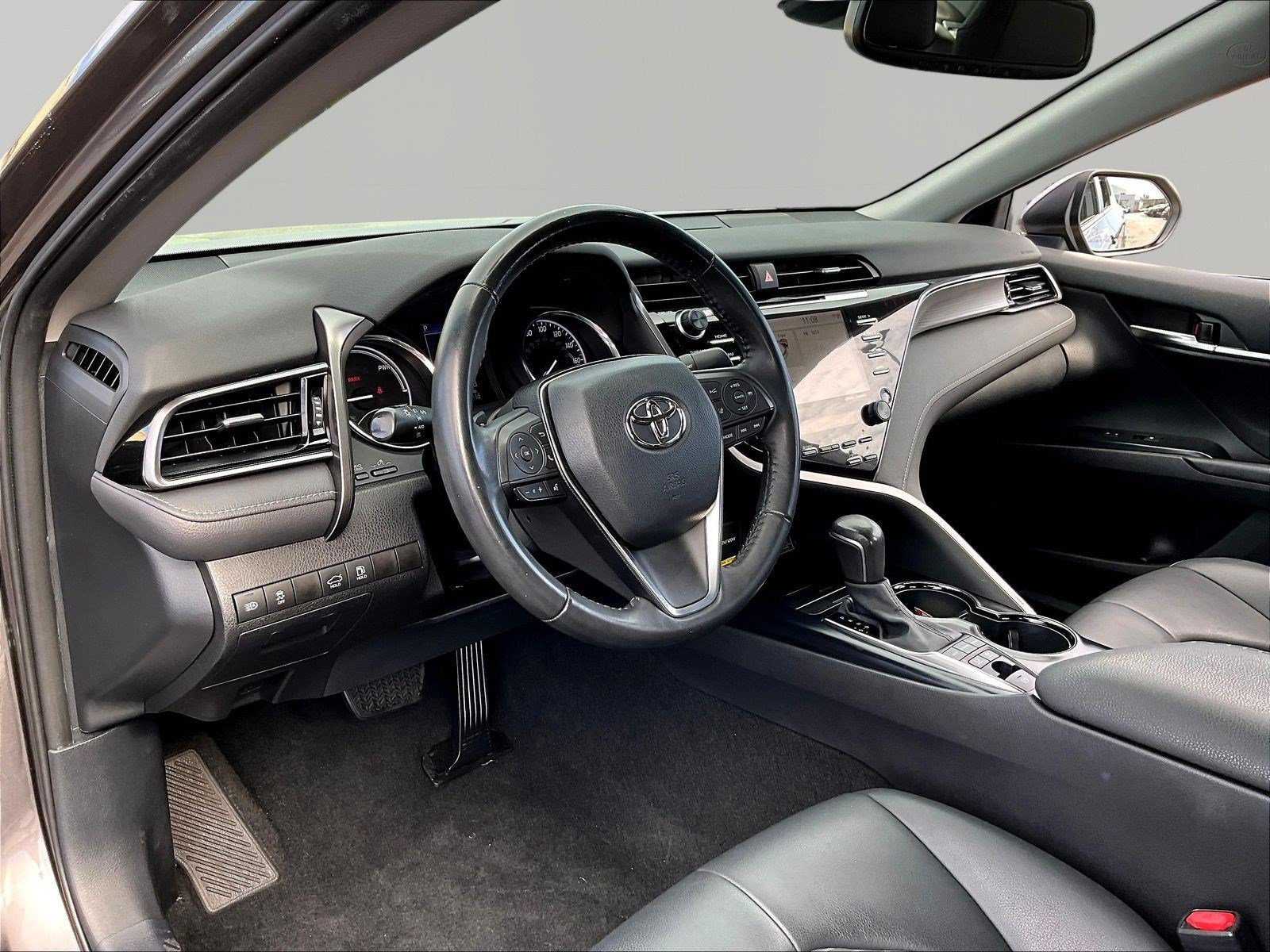 Used 2020 Toyota Camry SE w/ Sunroof Package FWD image 16