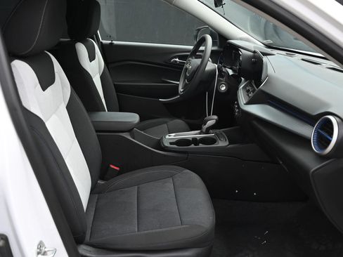 Used 2025 Chevrolet Trax LS w/ Driver Confidence Package FWD image 13