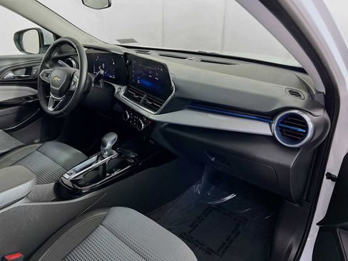 Used 2025 Chevrolet Trax LT w/ LT Convenience Package image 28