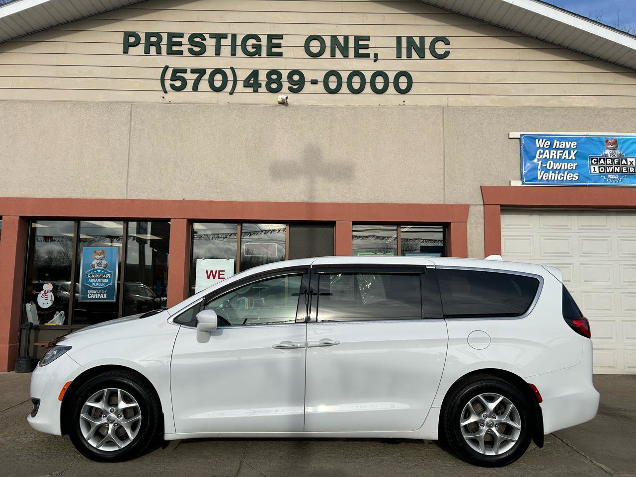 Used 2019 Chrysler Pacifica Touring Plus w/ Tire & Wheel Group FWD image 3